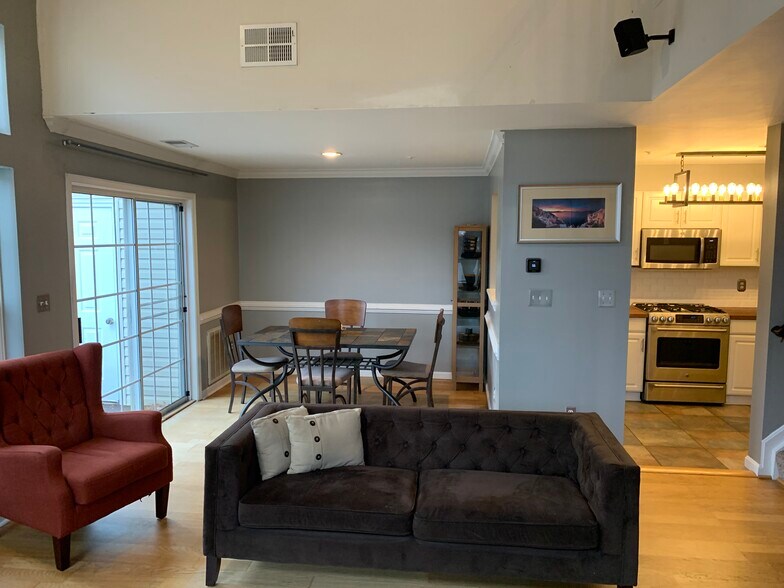Building Photo - 6607 Thackwell Way