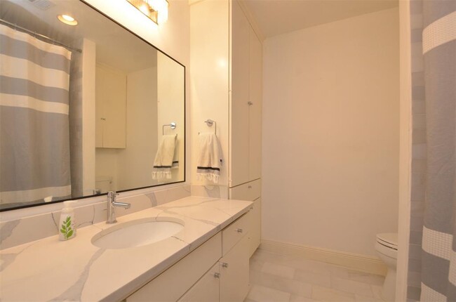 Building Photo - 6310 Chevy Chase Dr