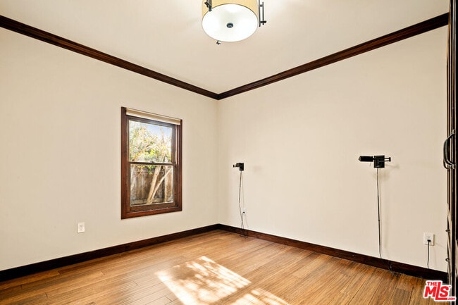 Building Photo - 637 N Alta Vista Blvd