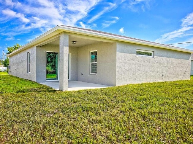 Building Photo - 2396 SW Salmon Rd