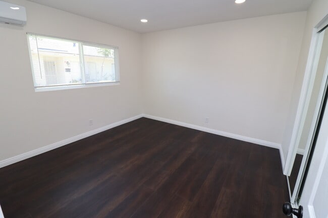 Building Photo - 468 N Cypress St