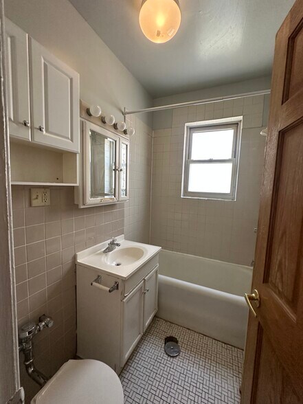 Building Photo - 4237 N Paulina St