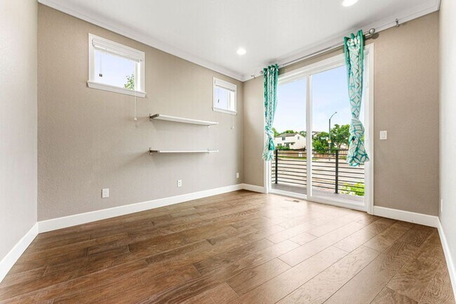 Building Photo - Modern End Unit in the Meadows!
