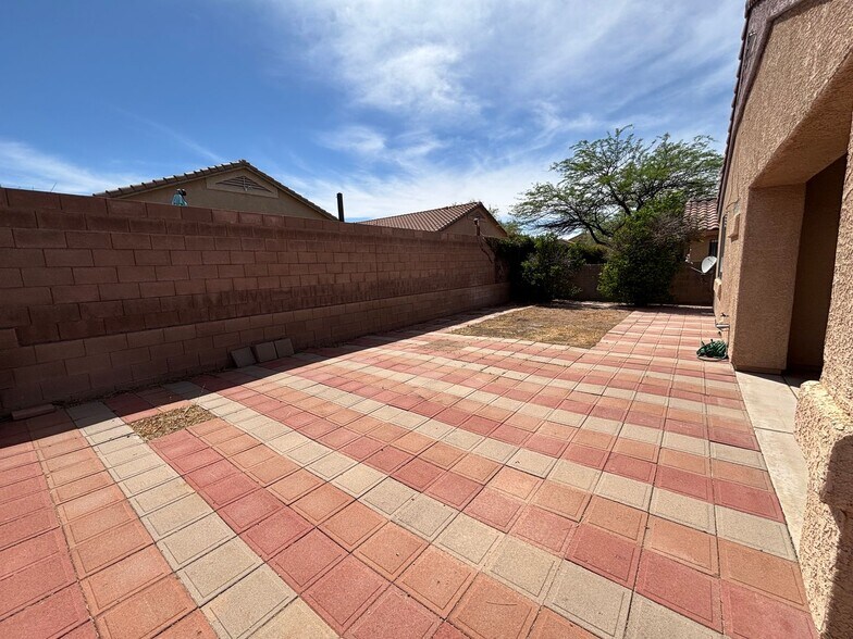 Building Photo - 10500 E Carolina Willow Ln