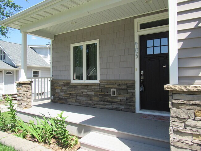 Building Photo - 405 E Palace Row