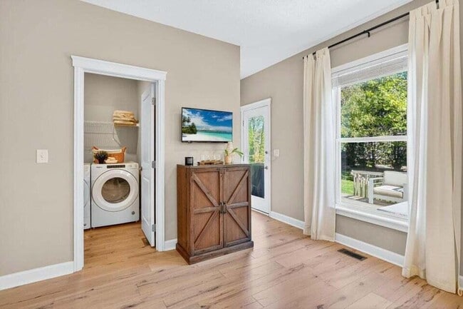 Building Photo - 5692 Sugarwood Dr