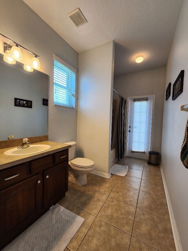 Building Photo - Beautiful 4 Bedroom 4 Bath Home In Ruskin