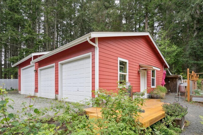 Building Photo - Bainbridge Farm House