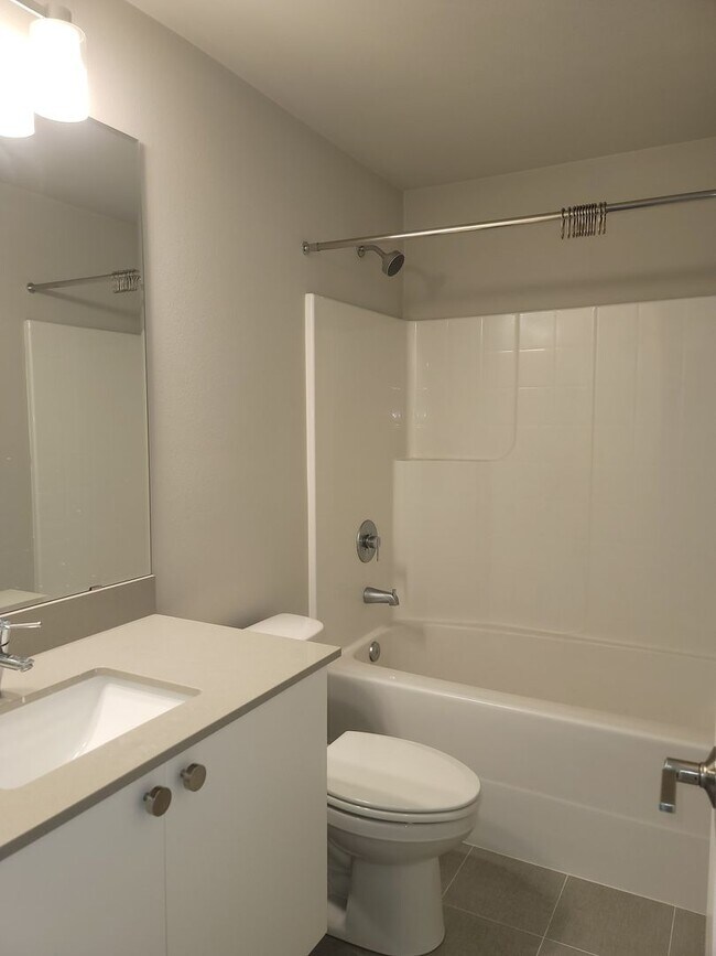Building Photo - Stunning Tri Level 3/2.5 Townhome in the G...
