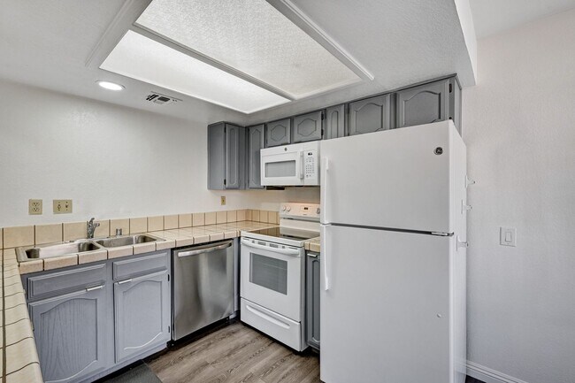 Building Photo - Clean and Ready to Move-in