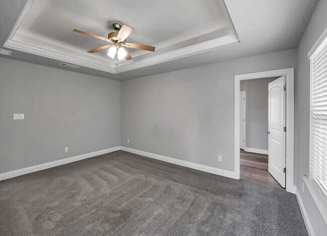Building Photo - Stunning Rental in Navarre!