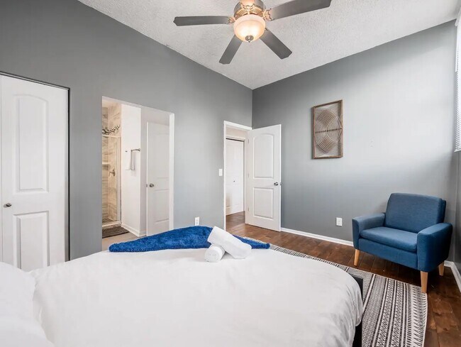 Building Photo - 164 E Mithoff St