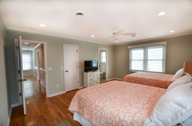 Building Photo - ENDLESS ELEGANCE AT THIS OFF-SEASON FURNISHED RENTAL