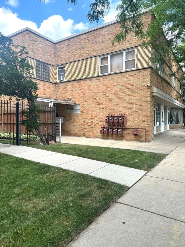 Primary Photo - 5716 W Lawrence Ave