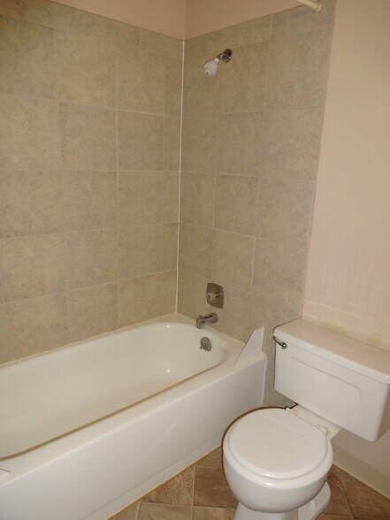 Upstairs bathroom - 57 Castle Royal Dr
