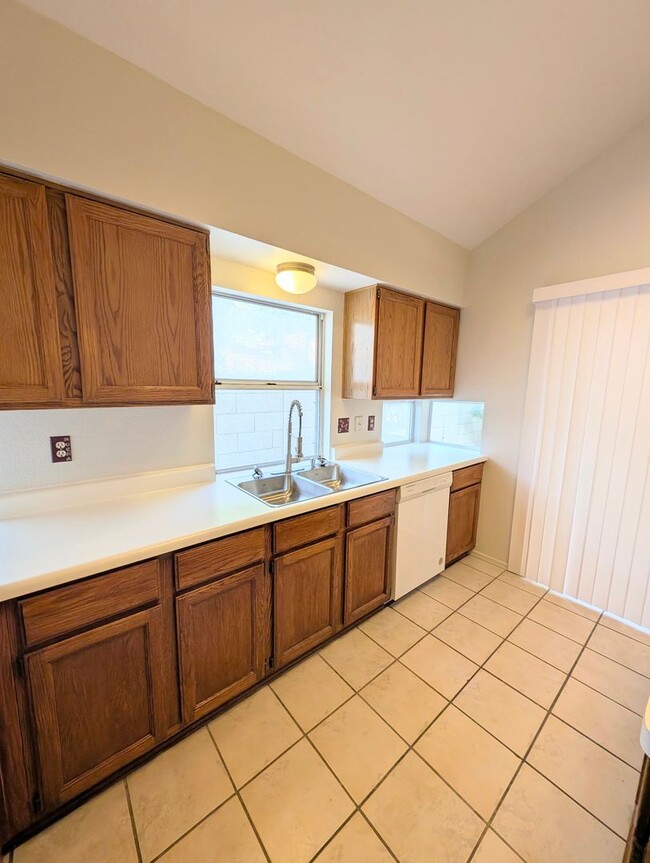 Building Photo - 2325 E Lakecrest Dr