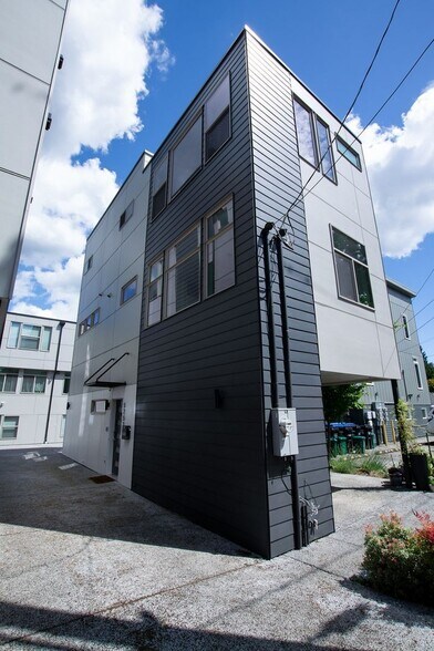 Building Photo - 5253 Fauntleroy Wy SW