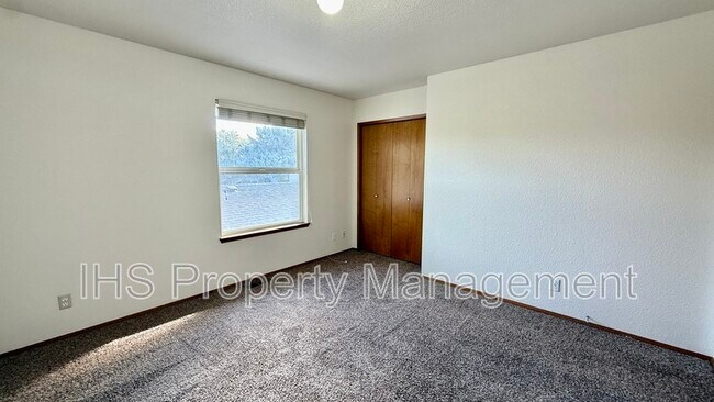 Building Photo - 930 S Johnson St