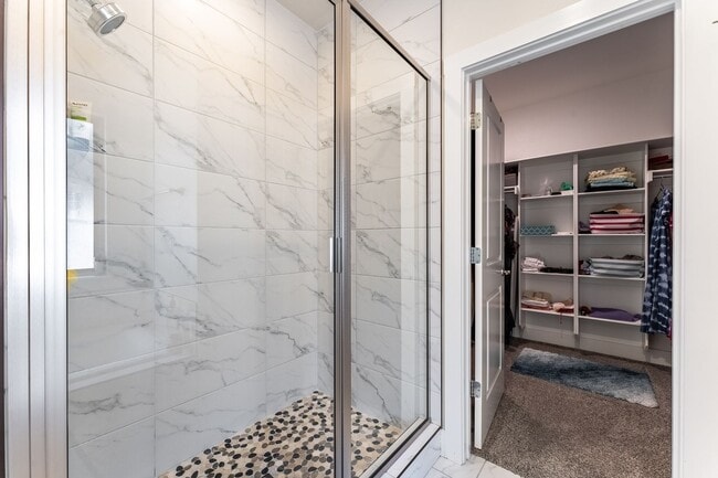 Building Photo - "Contemporary Elegance: Spacious 4 Bed, 3 Bath Modern Rental Home"