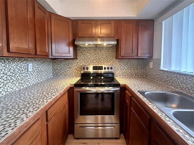 Building Photo - 2580 Coral Springs Dr