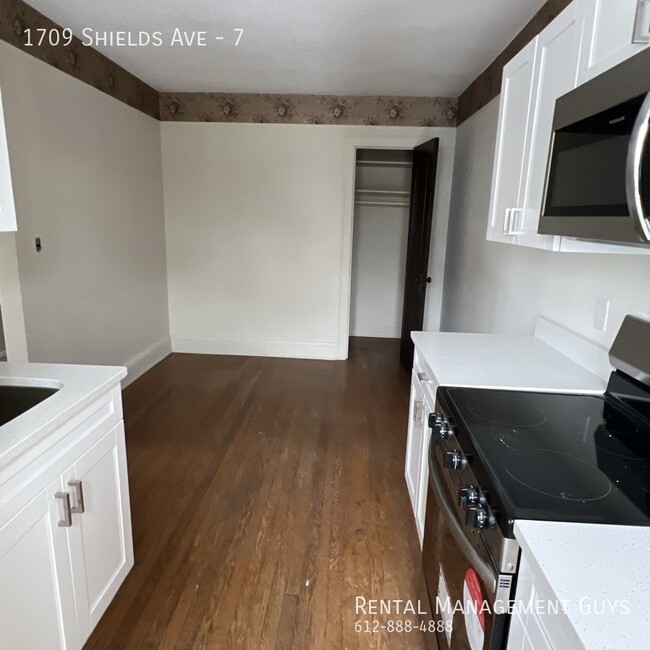 Building Photo - Huge 2 Bedroom! Completely Remodeled!