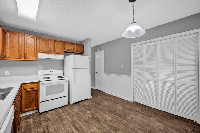 Building Photo - 2660 White Oak Ln
