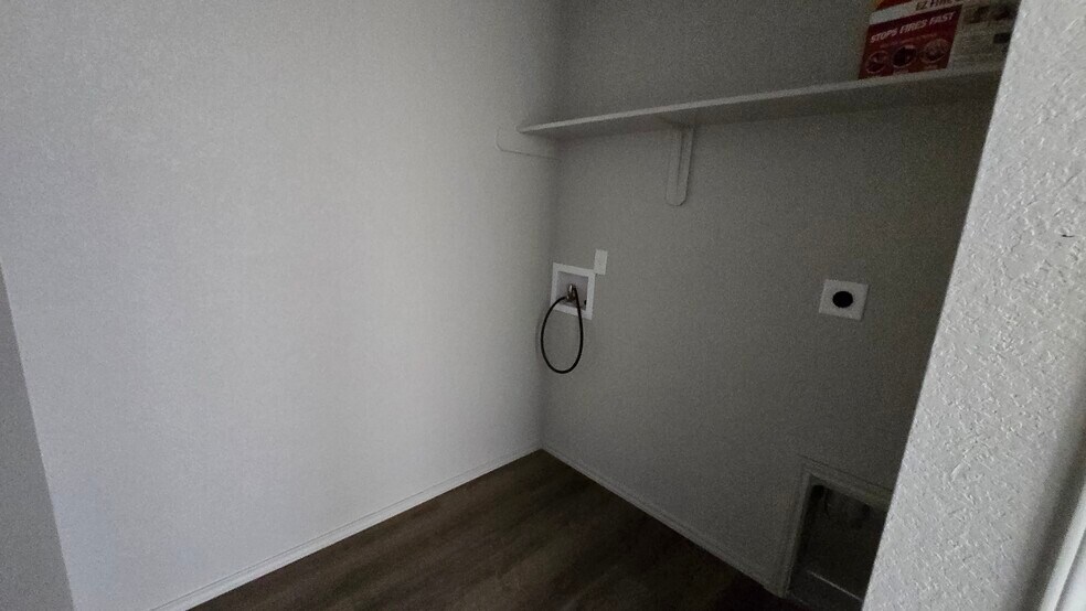 Building Photo - 605 Lost Trl