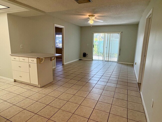 Building Photo - 2/2 First Floor in Poppleton Creek!