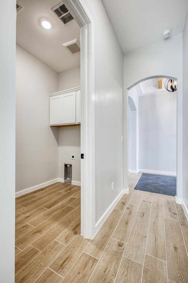 Building Photo - Beautiful East side House 4 bed-2.5 baths, part of The  Club that includes Swimming Pool, Gym, Te...