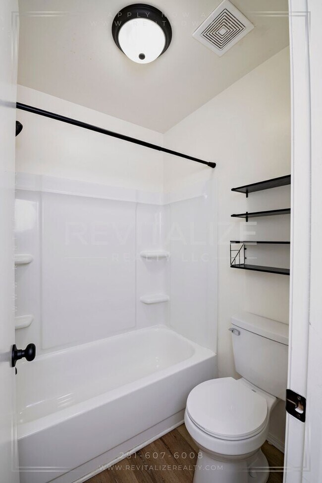 Building Photo - Beautifully Updated 3BR / 2BA in West Mobile with Private Courtyard