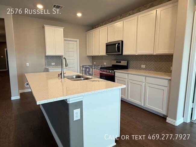 Building Photo - 2576 Russell St