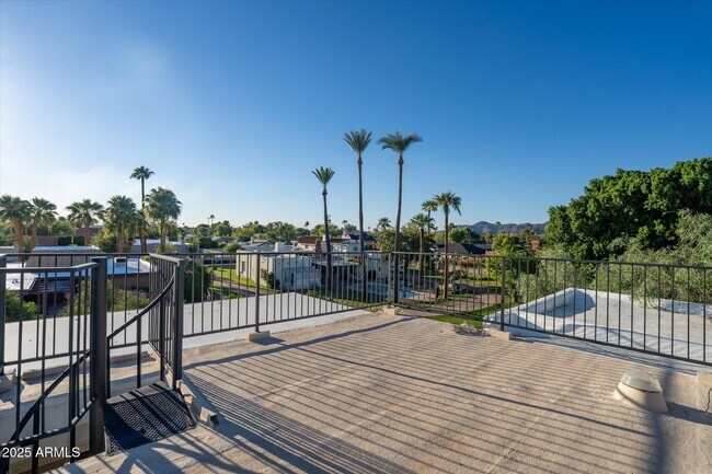 Building Photo - 1025 E Morten Ave