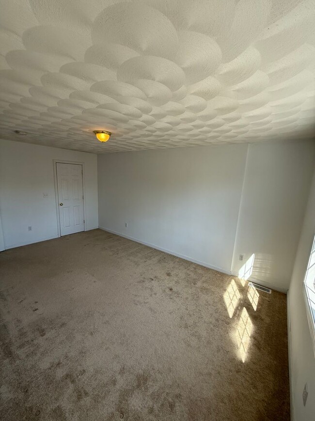 Building Photo - spacious three-bedroom townhouse!