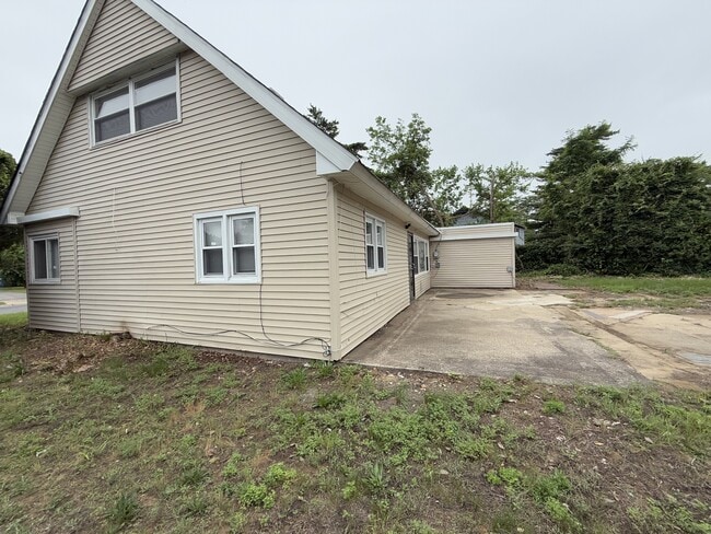 Building Photo - 7 Sherwood Ln