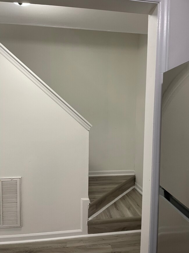 Building Photo - 6909 Glendower Rd