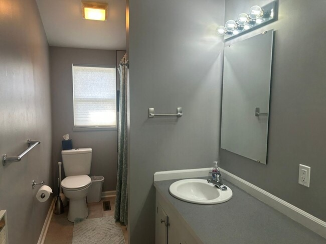 Building Photo - 2 Bedroom Fully Furnished Home in East Tawas