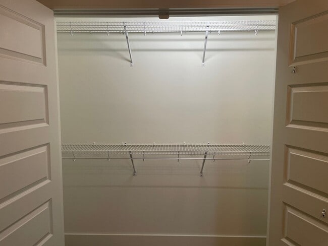 Building Photo - One level home with 2 Car Garage!