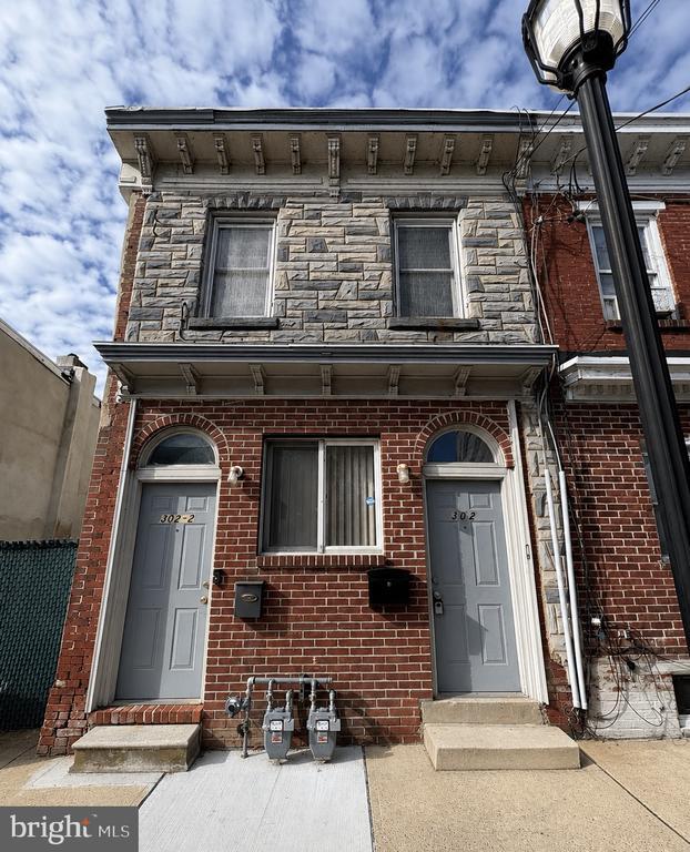 Building Photo - 302 E 11th St