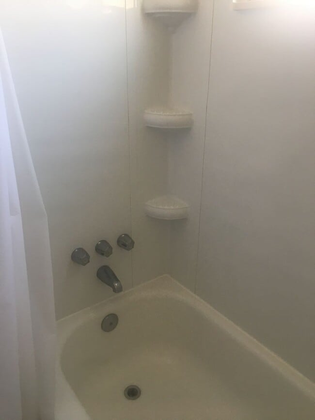 Building Photo - 2 bed, one bath Duplex Private courtyard, ...