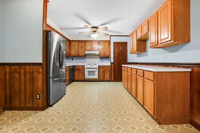 Building Photo - Pet Friendly Four Bedroom with Basement!