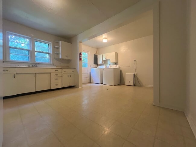 Building Photo - AVAILABLE FEBRUARY 2026 TILL JULY 2026