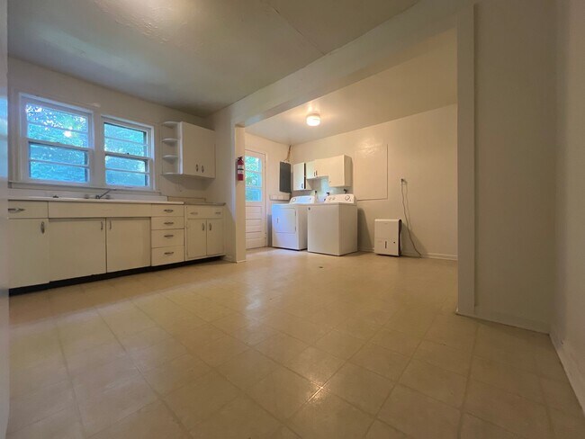 Building Photo - AVAILABLE JANUARY 2026 $2,200 AND IN AUGUS...