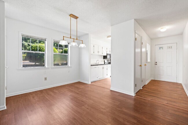 Building Photo - Ground Floor 2bed, 2bath Condo in Kensingt...