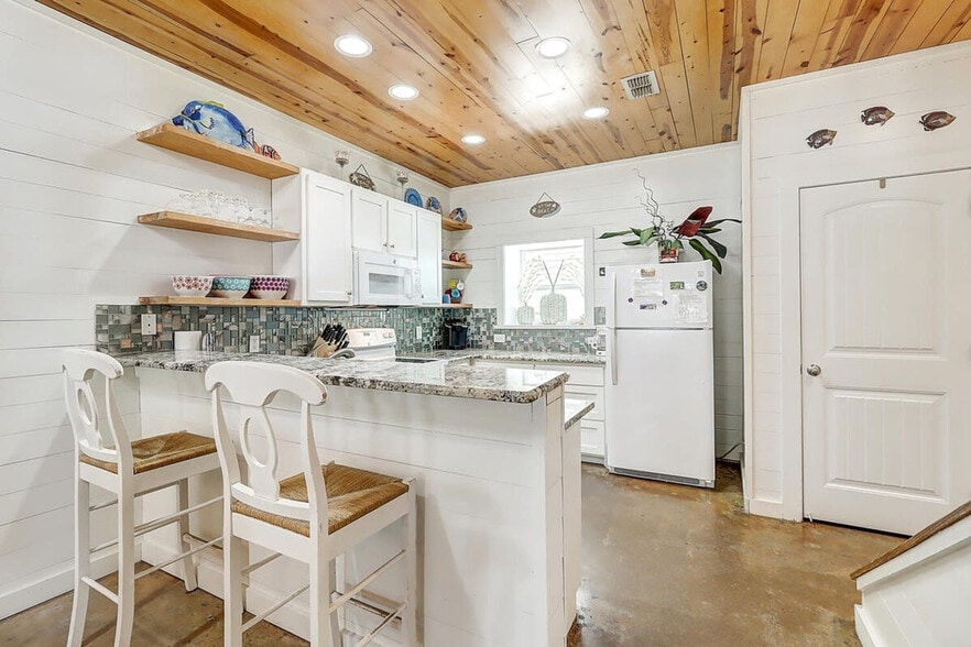 Building Photo - 2120 Eleventh Street-SI ID1023198P