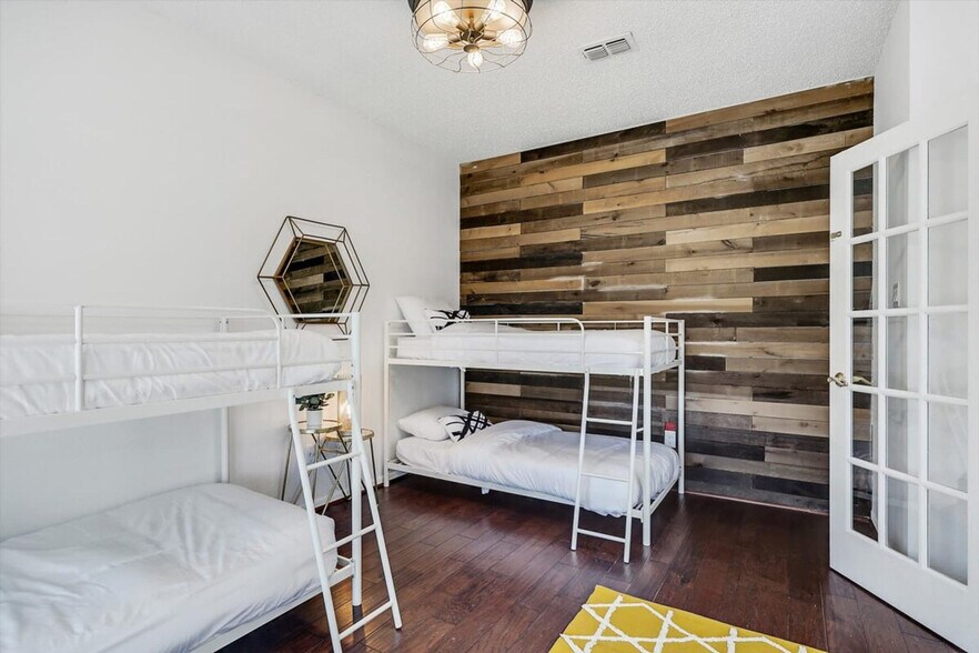 Building Photo - 2033 Spring Mills Rd