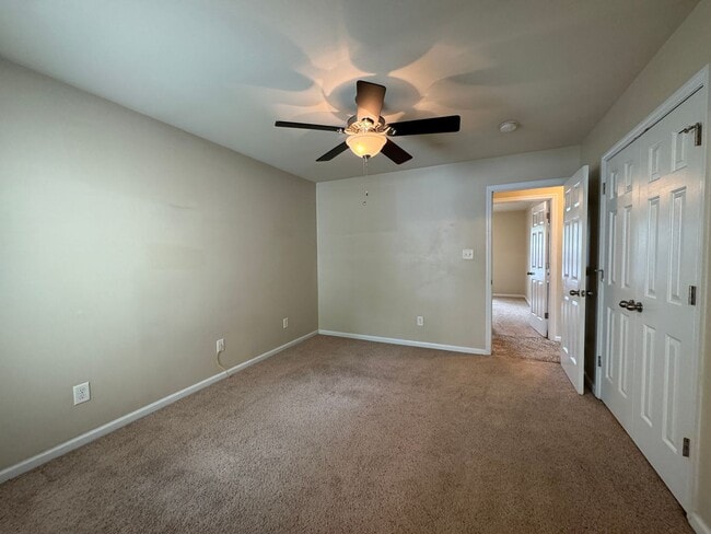 Building Photo - End Unit! Screened Porch!