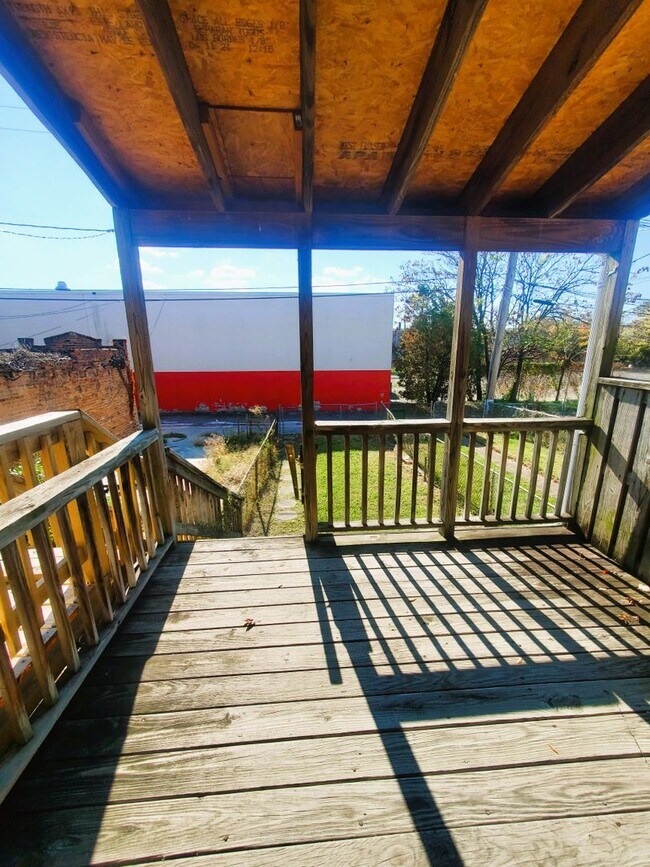 Building Photo - Large 3BR/1BA townhome in the Oliver neighborhood of East Baltimore. WATER INCLUDED