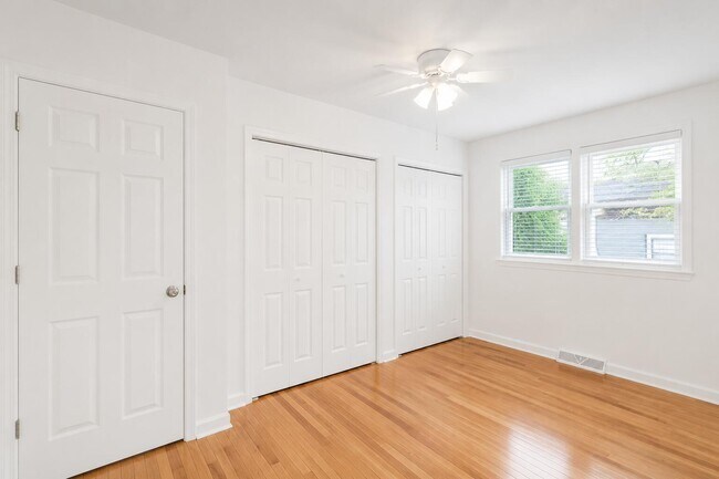 Building Photo - 208 N Lewis Ct