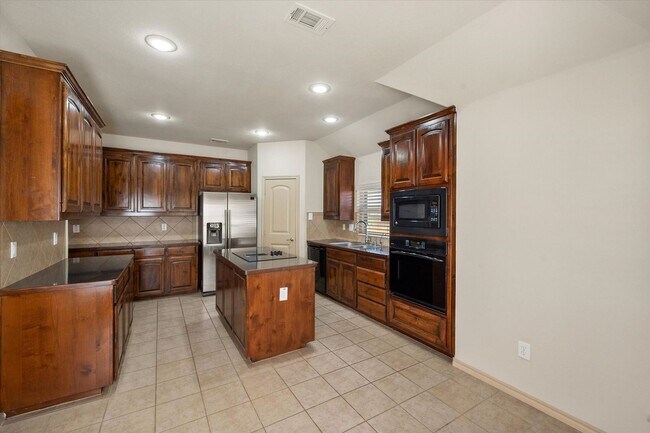 Building Photo - 1613 Country Hills Dr
