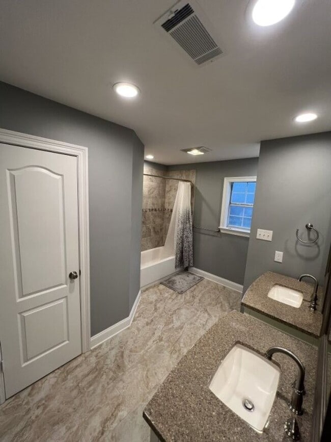 Building Photo - Must See!  Trendy 3 bedroom, 2 bath home i...